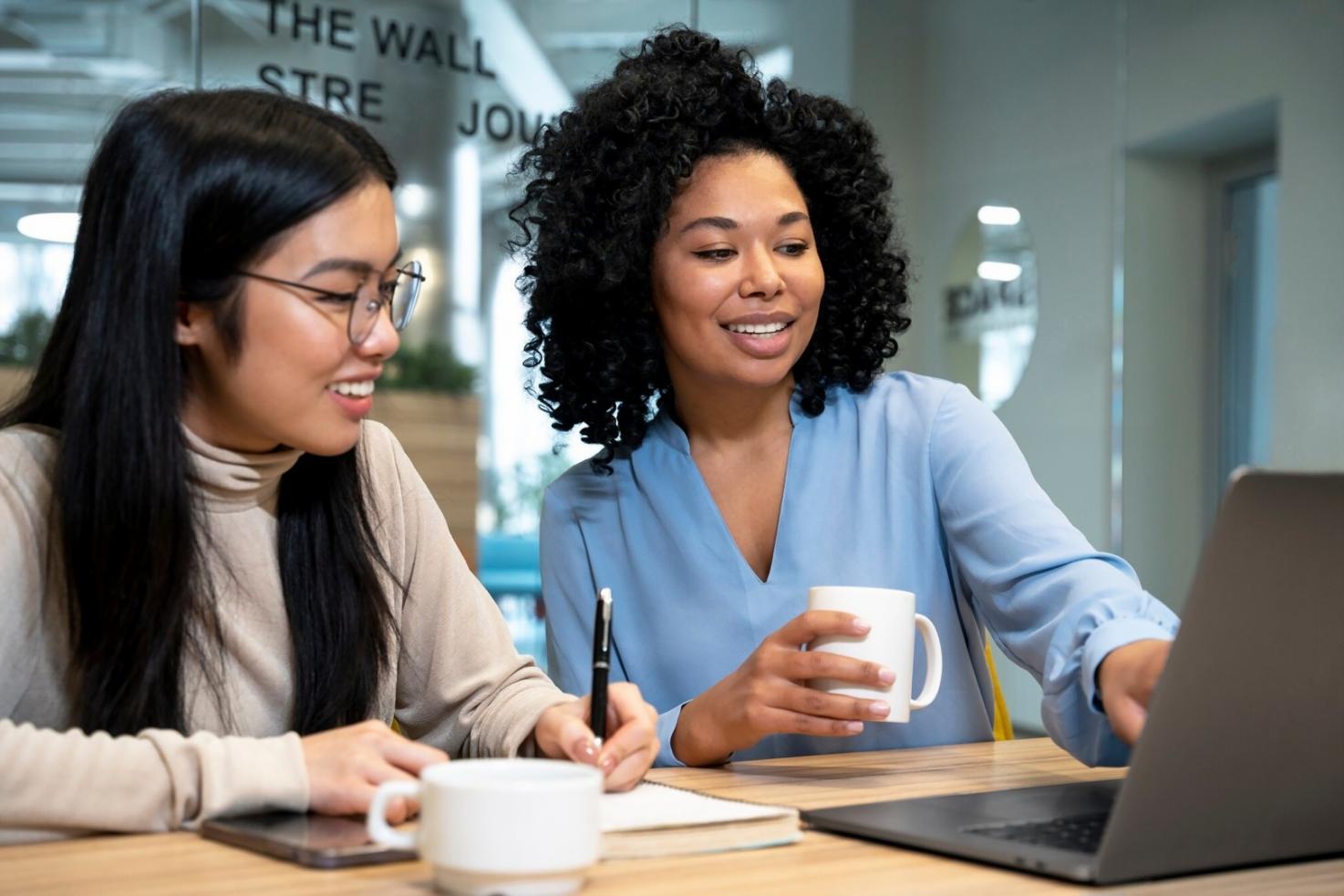 Environnement d'apprentissage collaboratif avec participants travaillant ensemble sur l'analyse financière